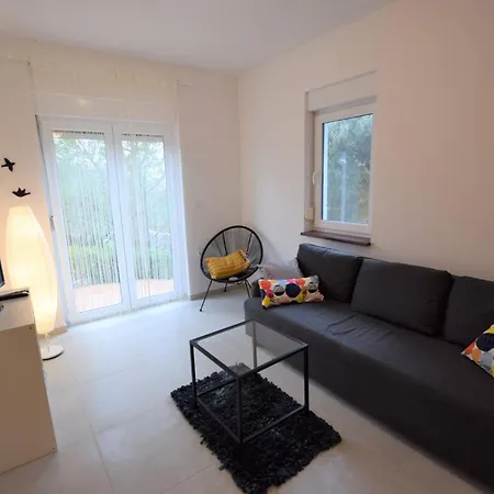 بيت للعطل Tranquil Poolside Getaway ماندري