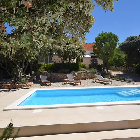 Tranquil Poolside Getaway بيت للعطل *