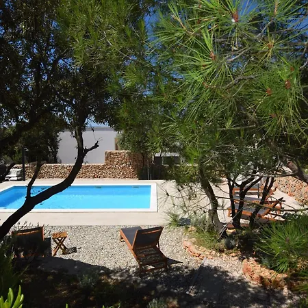 Tranquil Poolside Getaway بيت للعطل *