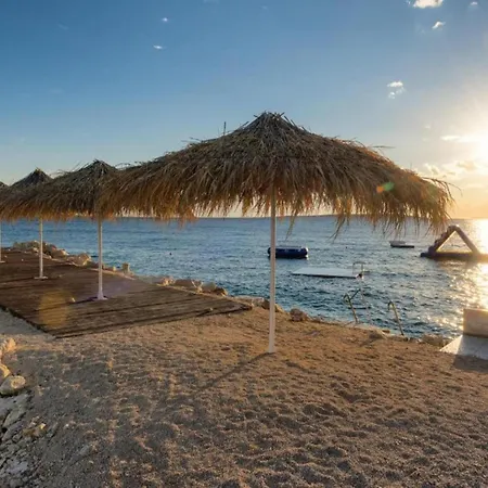 Tranquil Poolside Getaway ماندري